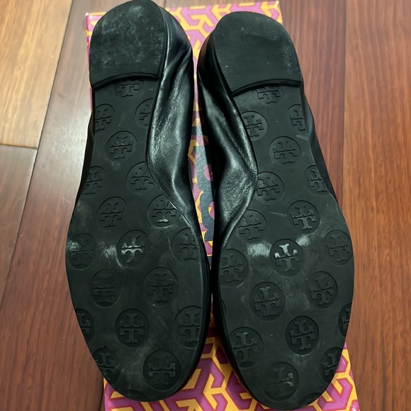 Tory Burch Reva Ballet - black/ gold size 7.5 - Picture 3 of 4